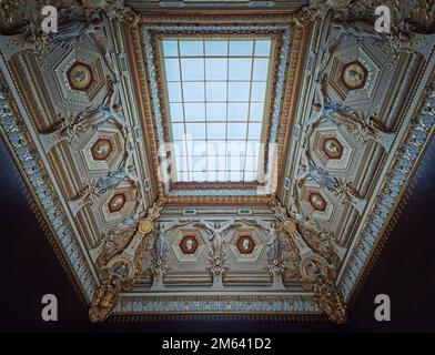 Plafond orné du Palais du Louvre avec fenêtre en verre au centre. Sculptures d'anges avec des décorations dorées Banque D'Images