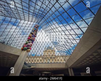 Sous la pyramide de verre du Louvre. Magnifiques détails architecturaux avec un mélange abstrait de styles d'architecture classique et moderne Banque D'Images