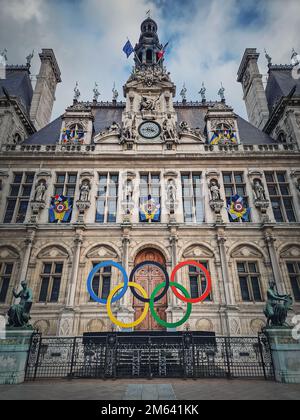 Gros plan sur l'entrée de l'hôtel de ville de Paris. Vue à l'extérieur sur la magnifique façade ornée du bâtiment historique et le symbole des anneaux des jeux olympiques devant Banque D'Images