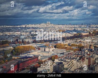 Vue panoramique sur la ville de Paris jusqu'à la basilique du Sacré-cœur de Montmartre sur la colline, France. Paysage urbain parisien d'automne Banque D'Images