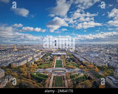 Vue panoramique de Paris depuis les hauteurs de la tour Eiffel, France. Tour Montparnasse et les Invalides vus à l'horizon. Superbes couleurs d'automne Banque D'Images
