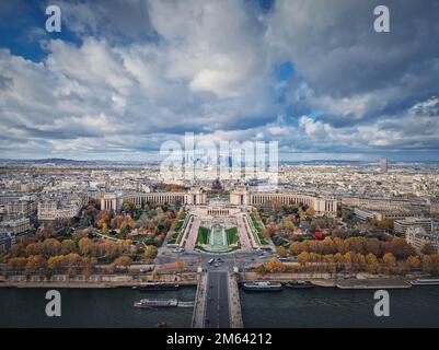 Vue panoramique aérienne depuis la hauteur de la tour Eiffel jusqu'au paysage urbain de Paris, en France. La Seine, le Trocadéro et le quartier métropolitain de la Défense se Banque D'Images