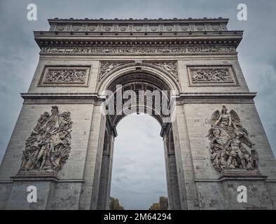 Arc triomphal (Arc de triomphe) à Paris, France. Gros plan sur les détails architecturaux du célèbre monument historique Banque D'Images