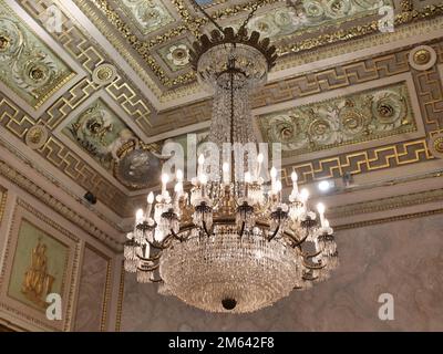 Chandelier dans les galeries italiennes de la Piazza della Scala Milan, Italie Banque D'Images