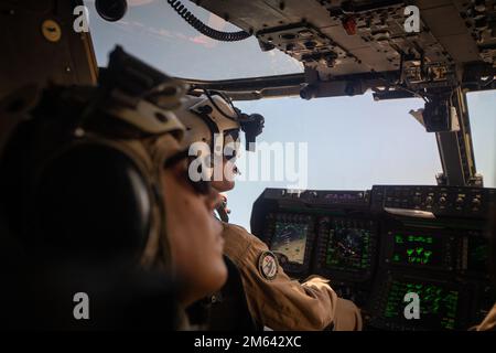 ÉTATS-UNIS Le major Jeremiah Manzo du corps maritime, originaire d'Edmond, Oklahoma, et le lieutenant de vol de la Royal Australian Air Force, Aysha Poyner, de Gold Coast, Australie, tous deux affectés à l'Escadron d'armes et de tactiques de l'aviation maritime un (MAWTS-1), observent un MV-22B Osprey qui avance, à l'appui du cours de tactique d'instructeur d'armes et de tactique (WTI) 2-22, À Yodaville, près de Yuma, Arizona, 30 mars, 2022. WTI est un événement de formation de sept semaines organisé par MAWTS-1, offrant une formation tactique avancée normalisée et une certification des qualifications des instructeurs de l'unité pour soutenir la formation et l'état de préparation de l'aviation maritime, et AS Banque D'Images