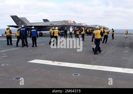 220330-N-XN177-1123 OCÉAN PACIFIQUE (le 30 mars 2022) – quatre F-35B Lightning II attachés à l'escadron d'attaque de chasseurs maritimes (VMFA) 225 se préparent pour le ravitaillement sur le pont de vol du navire d'assaut amphibie USS Tripoli (LHA 7), mars 30. VMFA 225 est embarqué à Tripoli dans le cadre de la démonstration du concept de porte-foudre du corps des Marines des États-Unis. La démonstration du concept de porte-avions Lightning montre que Tripoli et d'autres navires d'assaut amphibies sont capables de fonctionner comme des plates-formes de porte-avions à voilure fixe dédiées, capables de porter des avions de décollage court de cinquième génération/atterrissage vertical partout dans le Banque D'Images