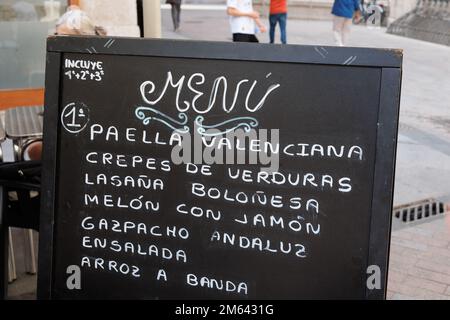 Menu du bar espagnol sur le tableau de surveillance à l'extérieur du restaurant Valencien, Espagne. Banque D'Images