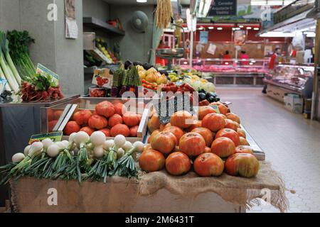 Stand de légumes, exposition de verts à vendre dans un marché. Banque D'Images