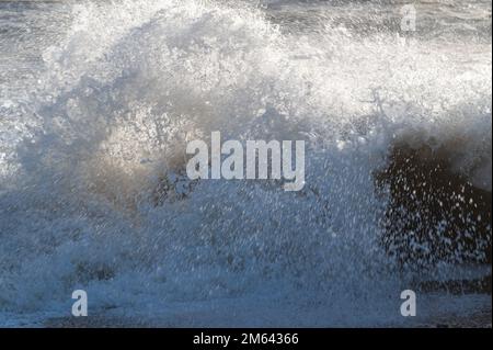 Groyne de plage en bois, vagues et pulvérisation, Bexhill-on-Sea, Angleterre Banque D'Images