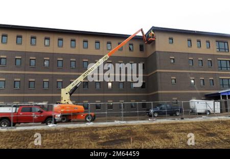 On montre les travaux de construction de 30 mars 2022, dans le bloc de 1600 de la zone de cantonnement à fort McCoy, Wisconsin, sur un deuxième nouveau projet de caserne de troupes d'entraînement transitoire sur le poste. Le projet de $18,8 millions a été attribué à L.S. Selon les États-Unis, Black Constructors, l'entrepreneur qui construit le premier bâtiment de casernes Bureau résident du corps des ingénieurs de l'armée à fort McCoy. Le nouveau contrat a été adjugé le 29 septembre 2020 et l'avis de poursuite a été émis le 28 octobre 2020. La durée du contrat est prévue dans 780 jours civils. Actuellement, la fin du contrat est prévue pour de Banque D'Images