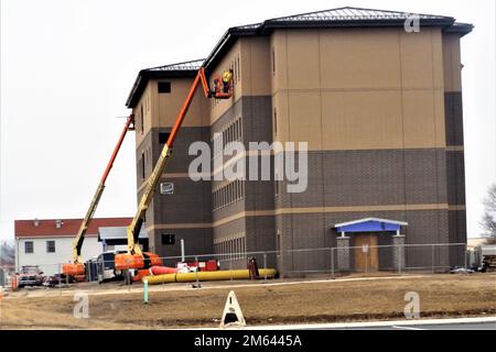 On montre les travaux de construction de 30 mars 2022, dans le bloc de 1600 de la zone de cantonnement à fort McCoy, Wisconsin, sur un deuxième nouveau projet de caserne de troupes d'entraînement transitoire sur le poste. Le projet de $18,8 millions a été attribué à L.S. Selon les États-Unis, Black Constructors, l'entrepreneur qui construit le premier bâtiment de casernes Bureau résident du corps des ingénieurs de l'armée à fort McCoy. Le nouveau contrat a été adjugé le 29 septembre 2020 et l'avis de poursuite a été émis le 28 octobre 2020. La durée du contrat est prévue dans 780 jours civils. Actuellement, la fin du contrat est prévue pour de Banque D'Images