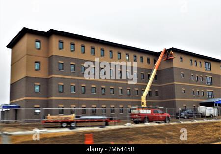 On montre les travaux de construction de 30 mars 2022, dans le bloc de 1600 de la zone de cantonnement à fort McCoy, Wisconsin, sur un deuxième nouveau projet de caserne de troupes d'entraînement transitoire sur le poste. Le projet de $18,8 millions a été attribué à L.S. Selon les États-Unis, Black Constructors, l'entrepreneur qui construit le premier bâtiment de casernes Bureau résident du corps des ingénieurs de l'armée à fort McCoy. Le nouveau contrat a été adjugé le 29 septembre 2020 et l'avis de poursuite a été émis le 28 octobre 2020. La durée du contrat est prévue dans 780 jours civils. Actuellement, la fin du contrat est prévue pour de Banque D'Images