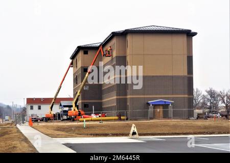 On montre les travaux de construction de 30 mars 2022, dans le bloc de 1600 de la zone de cantonnement à fort McCoy, Wisconsin, sur un deuxième nouveau projet de caserne de troupes d'entraînement transitoire sur le poste. Le projet de $18,8 millions a été attribué à L.S. Selon les États-Unis, Black Constructors, l'entrepreneur qui construit le premier bâtiment de casernes Bureau résident du corps des ingénieurs de l'armée à fort McCoy. Le nouveau contrat a été adjugé le 29 septembre 2020 et l'avis de poursuite a été émis le 28 octobre 2020. La durée du contrat est prévue dans 780 jours civils. Actuellement, la fin du contrat est prévue pour de Banque D'Images