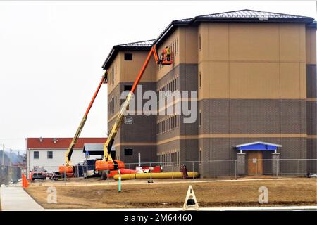 On montre les travaux de construction de 30 mars 2022, dans le bloc de 1600 de la zone de cantonnement à fort McCoy, Wisconsin, sur un deuxième nouveau projet de caserne de troupes d'entraînement transitoire sur le poste. Le projet de $18,8 millions a été attribué à L.S. Selon les États-Unis, Black Constructors, l'entrepreneur qui construit le premier bâtiment de casernes Bureau résident du corps des ingénieurs de l'armée à fort McCoy. Le nouveau contrat a été adjugé le 29 septembre 2020 et l'avis de poursuite a été émis le 28 octobre 2020. La durée du contrat est prévue dans 780 jours civils. Actuellement, la fin du contrat est prévue pour de Banque D'Images