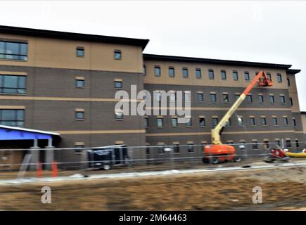 On montre les travaux de construction de 30 mars 2022, dans le bloc de 1600 de la zone de cantonnement à fort McCoy, Wisconsin, sur un deuxième nouveau projet de caserne de troupes d'entraînement transitoire sur le poste. Le projet de $18,8 millions a été attribué à L.S. Selon les États-Unis, Black Constructors, l'entrepreneur qui construit le premier bâtiment de casernes Bureau résident du corps des ingénieurs de l'armée à fort McCoy. Le nouveau contrat a été adjugé le 29 septembre 2020 et l'avis de poursuite a été émis le 28 octobre 2020. La durée du contrat est prévue dans 780 jours civils. Actuellement, la fin du contrat est prévue pour de Banque D'Images