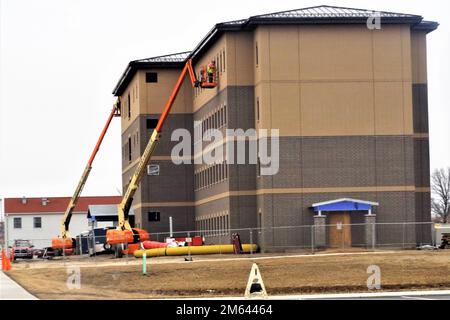 On montre les travaux de construction de 30 mars 2022, dans le bloc de 1600 de la zone de cantonnement à fort McCoy, Wisconsin, sur un deuxième nouveau projet de caserne de troupes d'entraînement transitoire sur le poste. Le projet de $18,8 millions a été attribué à L.S. Selon les États-Unis, Black Constructors, l'entrepreneur qui construit le premier bâtiment de casernes Bureau résident du corps des ingénieurs de l'armée à fort McCoy. Le nouveau contrat a été adjugé le 29 septembre 2020 et l'avis de poursuite a été émis le 28 octobre 2020. La durée du contrat est prévue dans 780 jours civils. Actuellement, la fin du contrat est prévue pour de Banque D'Images