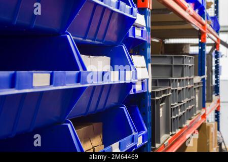 Bacs de stockage et des racks de stockage dans un entrepôt tourné avec l'accent peu profondes Banque D'Images