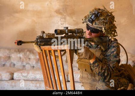 ÉTATS-UNIS Austin Ochoa, un rifleman de la compagnie Fox, 2nd Bataillon, 4th Marines, 1st Division Marine, poste de sécurité lors d'un exercice I d'évaluation de la préparation au combat du Groupe d'information sur la Force expéditionnaire Marine au camp de base du corps Marine Pendleton, Californie, 30 mars 2022. Le but du MCCRE est d'évaluer officiellement les tâches essentielles de l'unité et/ou de la mission assignée afin d'assurer la normalisation des services et la préparation au combat. Banque D'Images