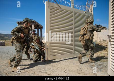 ÉTATS-UNIS Marines avec Fox Company, 2nd Bataillon, 4th Marines, 1st Marine Division débutez le raid sur l'entraîneur d'immersion d'infanterie lors d'un exercice d'évaluation de l'état de préparation au combat du corps maritime I Marine Expeditionary Force information Group au camp de base du corps maritime Pendleton, Californie, 30 mars 2022. Le but du MCCRE est d'évaluer officiellement les tâches essentielles de l'unité et/ou de la mission assignée afin d'assurer la normalisation des services et la préparation au combat. Banque D'Images