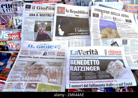 Milan, Italie. 02nd janvier 2023. Milan, les journaux italiens avec la nouvelle de la mort du Pape Benoît XVI usage éditorial seulement crédit: Agence de photo indépendante/Alamy Live News Banque D'Images