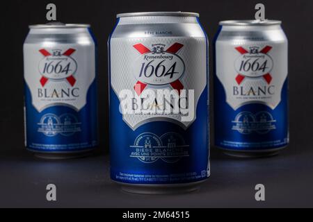 Dnipro, Ukraine 26 décembre 2021 : blanc sur fond sombre. BLANC est une bière de blé moderne et fruitée de première qualité Banque D'Images