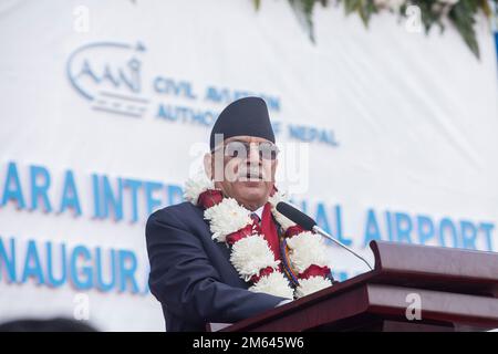 Pokhara, Népal. 1st janvier 2023. Le Premier ministre népalais Pushpa Kamal Dahal s'adresse à la cérémonie d'inauguration de l'aéroport international de Pokhara à Pokhara, au Népal, le 1 janvier 2023. Alors que l'aéroport international de Pokhara, un projet de fierté nationale du Népal, a été inauguré dimanche, le Premier ministre népalais Pushpa Kamal Dahal a mis l'accent sur sa contribution au développement national et régional. Credit: Hari Maharajan/Xinhua/Alamy Live News Banque D'Images