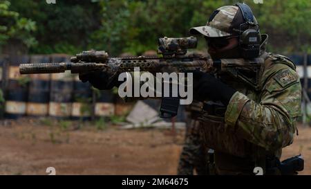 Un opérateur australien du 2nd Commando Regiment, le Commandement des opérations spéciales participe à une aire de tir en direct pendant le Balikitan 22 à El Nido, Palawan, Philippines, 30 mars 2022. Balikatan est un exercice annuel entre les forces armées des Philippines et l'armée américaine visant à renforcer l'interopérabilité bilatérale, les capacités, la confiance et la coopération bâties sur des décennies d'expériences partagées. Balikatan, Tagalog for 'shoulder-to-épaule' est un exercice bilatéral de longue date entre les Philippines et les États-Unis soulignant le partenariat profond entre les deux pays. B Banque D'Images