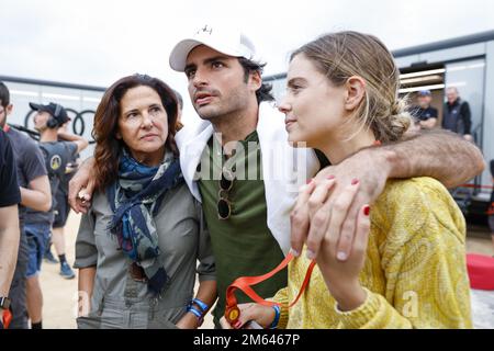 Reyes Vazquez de Castro, Carlos Sainz, pilote de Formule 1 de la Scuderia Ferrari participant pour la première fois au rallye de Dakar, Isabel Hernaz lors de la phase 1 du camp de Dakar 2023 autour de la mer, sur 1 janvier 2023 près de Yanbu, Arabie Saoudite - photo: Julien Delfosse/DPPI/LiveMedia Banque D'Images