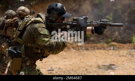 Un opérateur australien du 2 Commando Regiment, Commandement des opérations spéciales, participe à une aire de tir en direct pendant la période Balikitan 22 à El Nido, Palawan (Philippines), le 30 mars 2022. Balikatan est un exercice annuel entre les forces armées des Philippines et l'armée américaine visant à renforcer l'interopérabilité bilatérale, les capacités, la confiance et la coopération bâties sur des décennies d'expériences partagées. Balikatan, Tagalog for 'shoulder-to-épaule' est un exercice bilatéral de longue date entre les Philippines et les États-Unis soulignant le partenariat profond entre les deux pays. Equilibre Banque D'Images