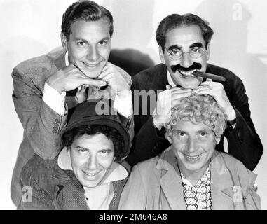 HARPO MARX, CHICO MARX, GROUCHO MARX ET ZEPPO MARX DANS LA SOUPE DE CANARD (1933), RÉALISÉ PAR LEO MCCARAY. Crédit : PHOTOS / Album PARAMOUNT Banque D'Images