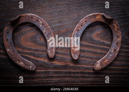 Concept de construction en bois de cheval rouillé sur bois foncé d'époque. Banque D'Images