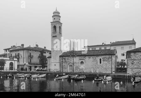 Port de Lazise sur le lac de Garde, droite l'église de San Nicolò, Lazise, province de Vérone, nord de l'Italie, Europe, Banque D'Images