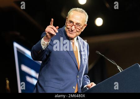 Albany, États-Unis. 01st janvier 2023. ÉTATS-UNIS Charles Schumer prononce un discours lors de la cérémonie d'inauguration des fonctionnaires de l'État de New York au centre de congrès Empire State Plaza à Albany. La gouverneure Kathy Hochul a été assermentée comme première femme gouverneur de l'État de New York pour un mandat complet. (Photo de Lev Radin/Pacific Press) crédit: Pacific Press Media production Corp./Alay Live News Banque D'Images