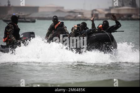 DAKAR, Sénégal (30 mars 2022) les Marines sénégalaises se préparent à faire du raiding de combat sur la plage de Dakar, Sénégal, tout en s'formant avec les Marines américaines affectées à la Force opérationnelle 61/2 (TF-61/2) lors d'exercices amphibies dans le cadre de l'exercice Obangame Express 2022, 30 mars 2022. Les membres de l'armée sénégalaise travailleront avec les Marines des États-Unis affectés à la TF-61/2, qui fournira temporairement un soutien de commandement et de contrôle au commandant de la Sixième flotte des États-Unis, pour synchroniser les unités et les capacités de la Marine et du corps de la Marine déjà sur le théâtre, en soutien aux alliés et partenaires régionaux et à la nat des États-Unis Banque D'Images