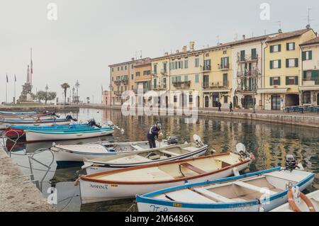 Vieux port de la petite ville pittoresque de Lazise sur le lac de Garde en hiver. Lazise, province de Vérone, nord de l'Italie - Europe Banque D'Images