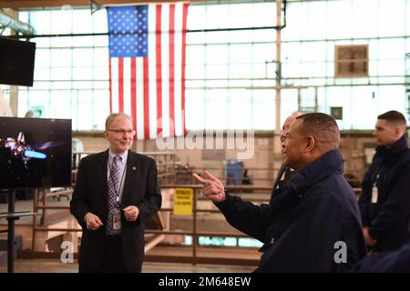 ÉTATS-UNIS Michael Johnston, commandant du neuvième district de la Garde côtière, s'entretient avec Michael Barrett, directeur de la Direction des systèmes de vol spatial, lors d'une visite au Centre de recherche Glenn de la NASA à Cleveland, Ohio, 30 mars 2022. Coast Guardmen a visité les différentes installations du centre de recherche. Banque D'Images