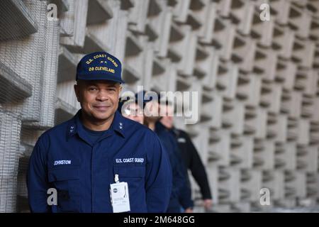 ÉTATS-UNIS Michael Johnston, commandant du neuvième district de la Garde côtière, se promène à l'intérieur du dôme aéroacoustique du centre de recherche Glenn de la NASA à Cleveland, Ohio, 30 mars 2022. Johnston et plusieurs autres membres de la Garde côtière ont été invités à visiter les installations et à en apprendre davantage sur les opérations qui y ont lieu. Banque D'Images