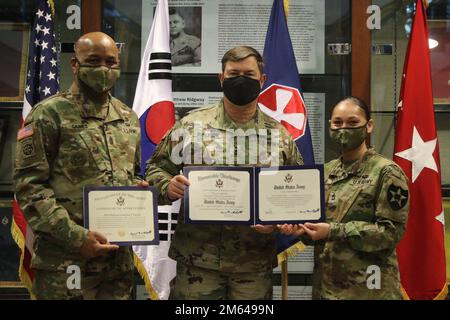 La 2nd Infantry Division/ROK-États-Unis La Division combinée est la première division de l'Armée de terre à respecter et à dépasser les normes de maintien en poste pour les exercices 2022 et 2023. Avec l'aide de 2ID/RSED, le Sgt. 1st classe Theresa gaines, de la Brigade de soutien de la Division d'infanterie de 2nd, a été réenrôlé par le Lgén Willard Burleson III, commandant général de la huitième Armée. Banque D'Images