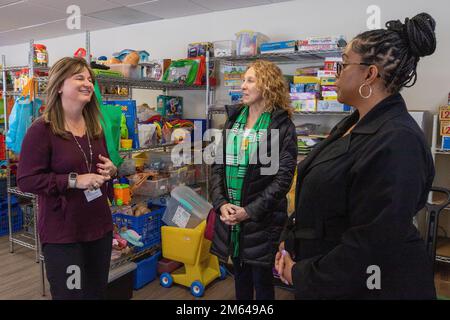 Lorelei Garrett (au centre), épouse du Commandant général du ForsCOM de l'Armée de terre Michael X. Garrett, visite l'installation d'entraînement de la Family Child Care (FAC) à fort Drum, N.Y., 30 mars 2022. FAC est exploitée dans des logements sur poteau comme alternative aux soins de centre et fournit aux soldats et aux familles des services de garde d'enfants réglementés de haute qualité, sécuritaires, abordables et de grande qualité. Banque D'Images