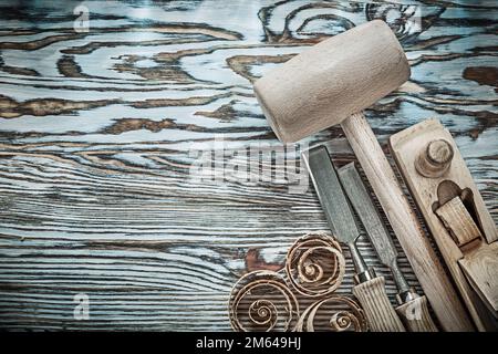 Le marteau burineur en bois burince les copeaux de planification sur le panneau de bois. Banque D'Images