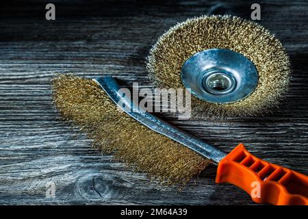 Utilisé des brosses métalliques à rayures sur des panneaux en bois d'époque. Banque D'Images