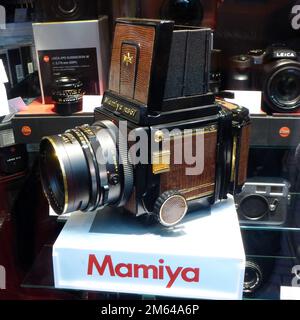 Amsterdam, pays-Bas Déc 9 2016 - vitrine avec des vieilles caméras analogiques chères. L'oeil-Catcher est un Mamiya RB67, un professionnel de format moyen singl Banque D'Images