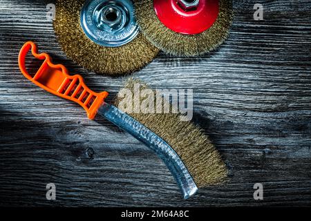 Utilisé des brosses en fil de raclage sur des panneaux en bois d'époque. Banque D'Images