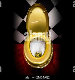 toilettes d'or avec de l'argent au rez-de-chaussée comme concept. Banque D'Images