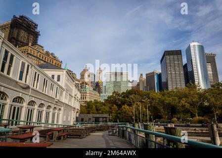 Vue d'un pair à Battery Park, parc historique de Lower Manhattan, New York City, États-Unis Banque D'Images