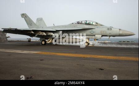 220331-N-PG226-1169 MER IONIENNE (MAR. 31, 2022) un F/A-18F Super Hornet, attaché aux « rippers rouges » de l'escadron de combat Strike (VFA) 11, sort du pont de vol du porte-avions de la classe Nimitz USS Harry S. Truman (CVN 75), à l'appui de l'exercice INOCHOS 22, 31 mars 2022. INIOCHOS est l'exercice de combat aérien à grande échelle de la Force aérienne hellénique dans lequel les participants effectuent des missions aériennes complexes telles que des opérations de contre-air offensives, des opérations de défense aérienne, des opérations de contre-surface, y compris la contribution de l'énergie aérienne aux opérations terrestres et la contribution de l'énergie aérienne aux opérations maritimes o Banque D'Images