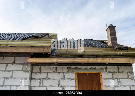 Carreaux de céramique de toit disposés en paquets sur le toit sur les lattes de toit. Préparation pour la pose de carreaux sur un toit à boaron. Banque D'Images