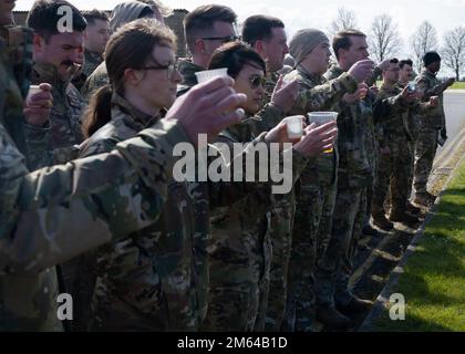 ÉTATS-UNIS Les aviateurs de la Force aérienne affectés à l'escadron des opérations spéciales 7th élèvent un toast à la cérémonie DE LA COLÈRE-11 à Mildenhall de la Force aérienne royale, en Angleterre, au 31 mars 2022. La cérémonie a eu lieu en l'honneur du 17th anniversaire des neuf aviateurs qui sont morts lorsque LA COLÈRE-11, un avion MC-130H combat talon II affecté au SOS 7th, s'est écrasé en Albanie en 2005. (É.-U. Air Force photo Airman 1st classe Alvaro Villagomez) Banque D'Images