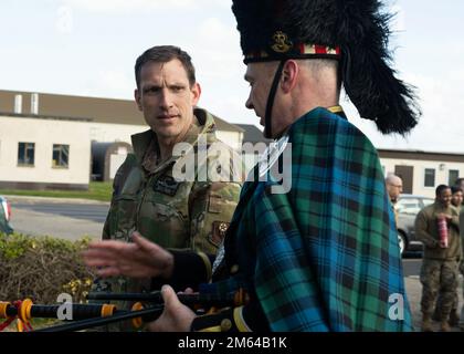 ÉTATS-UNIS Le lieutenant-colonel Robert Meyersohn de la Force aérienne, commandant de l'escadron des opérations spéciales du 7th septembre, parle avec le cornemuse de l'équipage DE LA WRATH-11 de la Royal Air Force Mildenhall, en Angleterre, en 31 mars 2022. La cérémonie a eu lieu en l'honneur du 17th anniversaire des neuf aviateurs qui sont morts lorsque LA COLÈRE-11, un avion MC-130H combat talon II affecté au SOS 7th, s'est écrasé en Albanie en 2005. (É.-U. Air Force photo Airman 1st classe Alvaro Villagomez) Banque D'Images