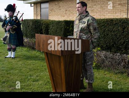 ÉTATS-UNIS Le lieutenant-colonel Robert Meyersohn de la Force aérienne, commandant de l'escadron des opérations spéciales du 7th septembre, est au repos du défilé pendant l'hymne SOS de 7th à la Royal Air Force Mildenhall, en Angleterre, au 31 mars 2022. La cérémonie a eu lieu en l'honneur du 17th anniversaire des neuf aviateurs qui sont morts lorsque LA COLÈRE-11, un avion MC-130H combat talon II affecté au SOS 7th, s'est écrasé en Albanie en 2005. (É.-U. Air Force photo Airman 1st classe Alvaro Villagomez) Banque D'Images